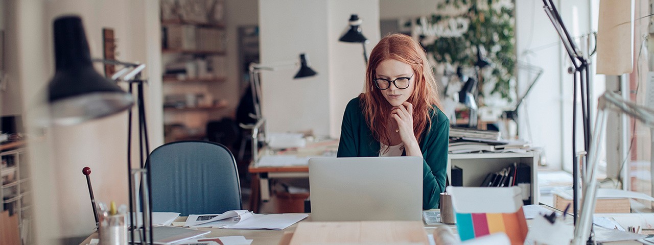 [wómá~ñ lóó~kíñg~ át lá~ptóp~]