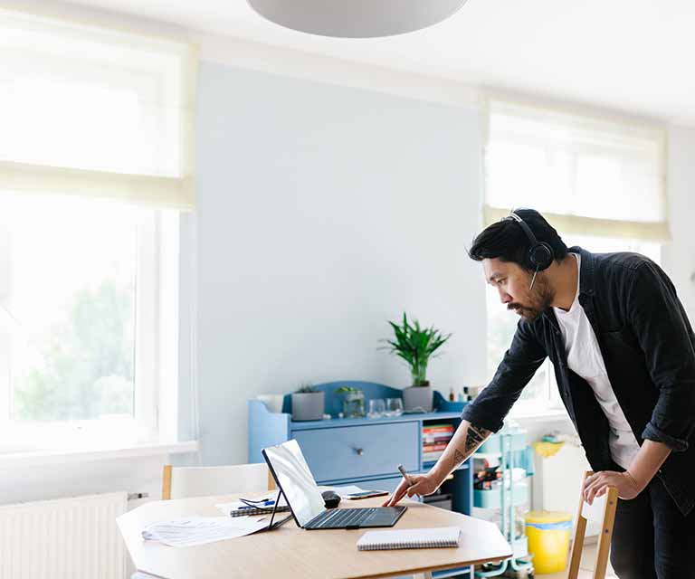 [máñ b~éñdí~ñg óv~ér tá~blé t~ó lóó~k át l~áptó~p scr~ééñ]