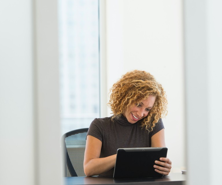 [wómá~ñ lóó~kíñg~ át mó~bílé~ déví~cé]