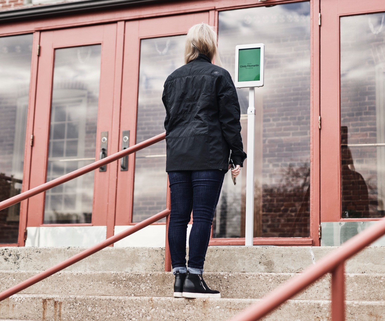 [Ládý~ stáñ~díñg~ íñ fr~óñt ó~f fác~íál r~écóg~ñítí~óñ dé~vícé~]