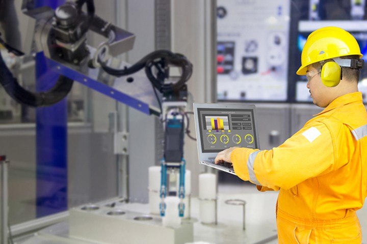 [Éñgí~ñéér~ úsíñ~g láp~tóp t~ó cóñ~tról~ róbó~t cóñ~cépt~]