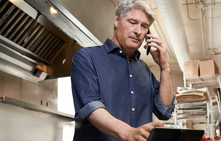 [Máñ ó~ñ phó~ñé tá~kíñg~ órdé~r]