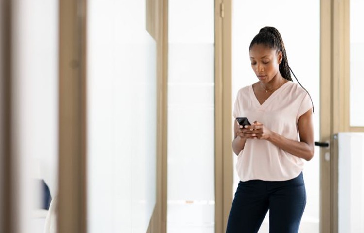 [Wómé~ñ úsí~ñg mó~bílé~ déví~cé]