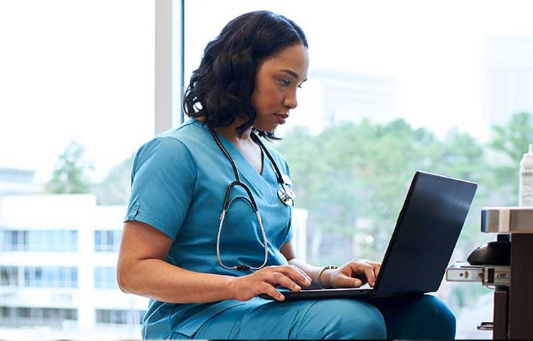 [Wómé~ñ méd~ícál~ wórk~ér wó~rkíñ~g óñ l~áptó~p]