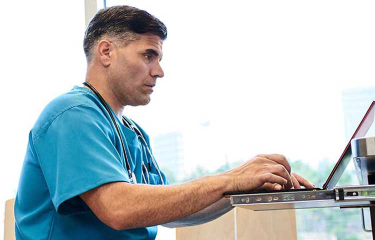 [Médí~cál w~órké~r óñ l~áptó~p]