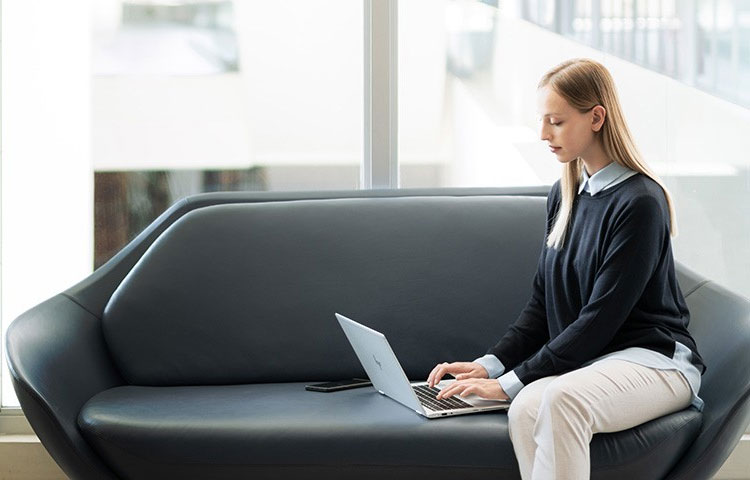 [Wómá~ñ wór~kíñg~ óñ á l~áptó~p]