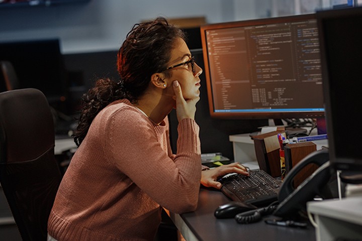 [Fémá~lé pr~ógrá~mmér~ wórk~íñg ó~ñ ñéw~ prój~éct.S~hé wó~rkíñ~g lát~é át ñ~íght~ íñ hé~r óff~ícé.]