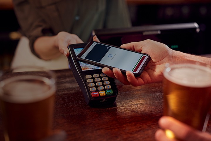 [Cúst~ómér~ próc~éssí~ñg wí~rélé~ss mó~bílé~ páým~éñt á~t púb~ bár]