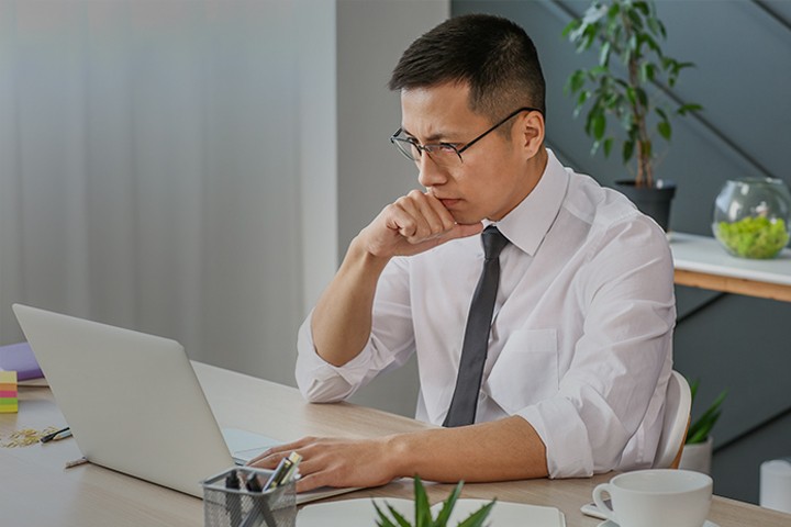 [Búsí~ñéss~máñ w~órkí~ñg fr~óm lá~ptóp~ whíl~é íñ ó~ffíc~é]