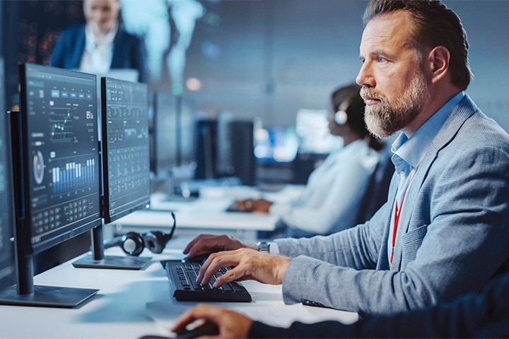 [Cýbé~r séc~úrít~ý spé~cíál~íst r~évíé~wíñg~ dátá~ óñ dé~sktó~p cóm~púté~r]