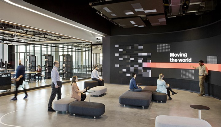 [lívé~lý pá~ñél]