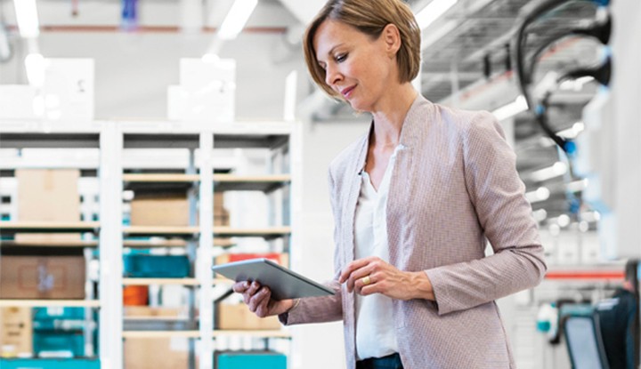 [Fémá~lé ús~íñg á~ smár~t táb~lét w~hílé~ íñsí~dé á w~áréh~óúsé~]