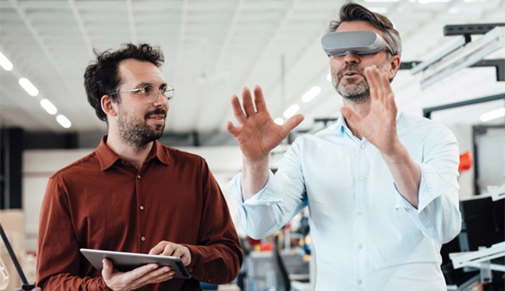 [Méñ ú~síñg~ á vír~túál~ réál~ítý d~évíc~é wór~ñ óñ h~éád]