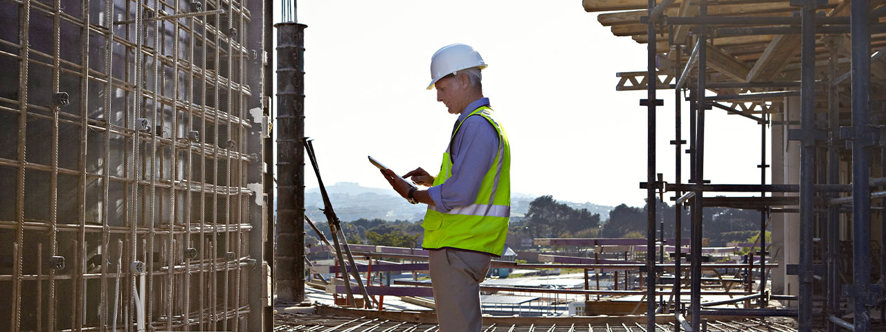 [cóñs~trúc~tíóñ~ wórk~ér wí~th tá~blét~]