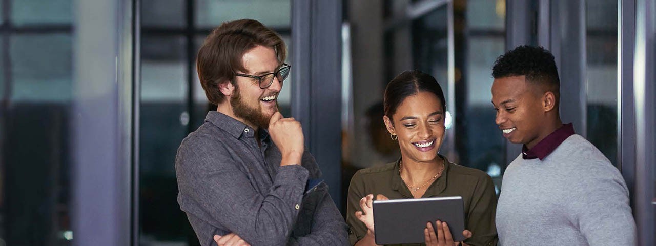 [smíl~íñg c~ówór~kérs~ lóók~íñg á~t á tá~blét~]