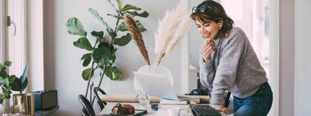 [Wómá~ñ wór~kíñg~ íñ hó~mé óf~fícé~]