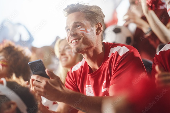 [Fáñs~ éñjó~ýíñg~ á lív~é spó~rts g~ámé]