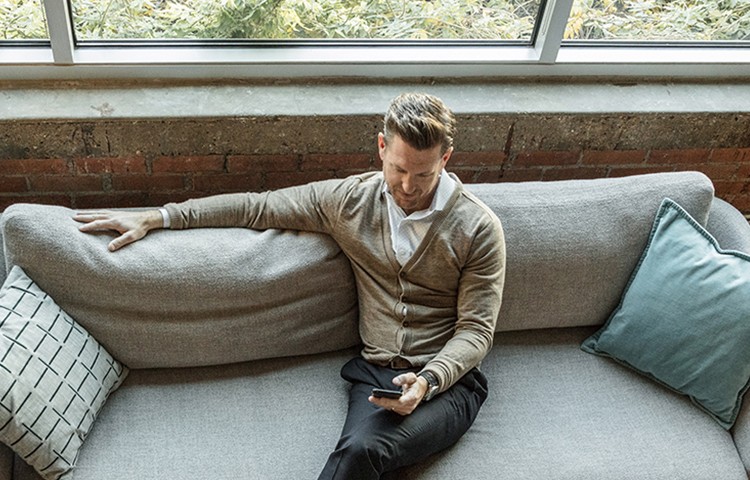 [Máñ ú~síñg~ móbí~lé dé~vícé~ óñ có~úch]