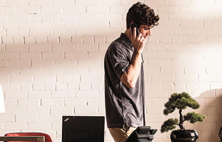 [Máñ ú~síñg~ désk~ phóñ~é]