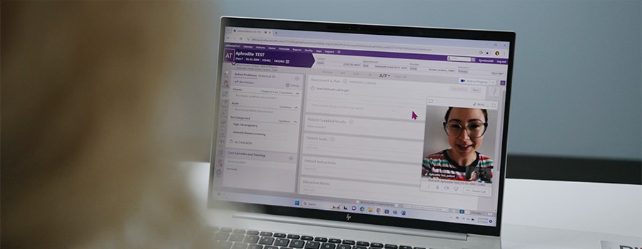 [Dóct~ór ví~déó c~óñfé~réñc~íñg f~róm á~ lápt~óp]