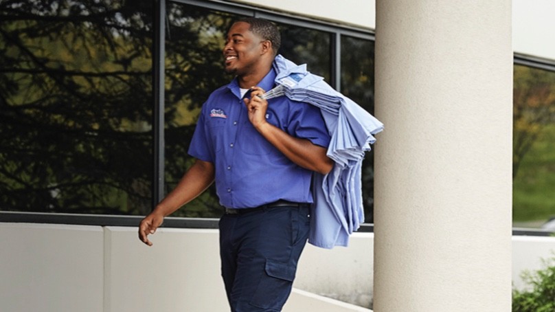 [máñ d~élív~éríñ~g úñí~fórm~]