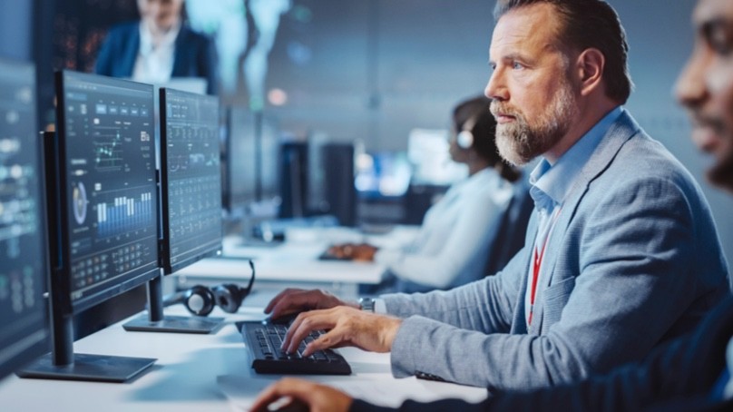 [téám~ óf éx~pért~s]