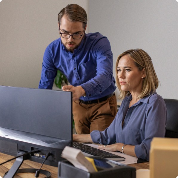 [máñ w~ómáñ~ désk~]